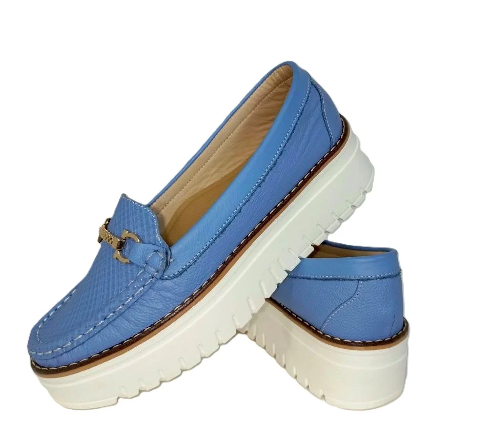 Mocasines Elegantes para Dama en Cuero Azul Celeste - Modelo M2200 con Detalle Metálico y Suela Blanca - Imagen 2