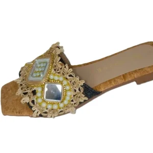 Sandalias Boho-Chic para Dama en Beige Oscuro con Detalles de Encaje y Pedrería - Modelo V117K