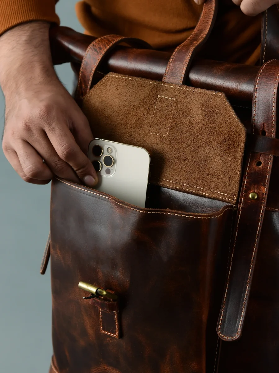 Brown Saddleback Backpack- Roll Top - Imagen 4