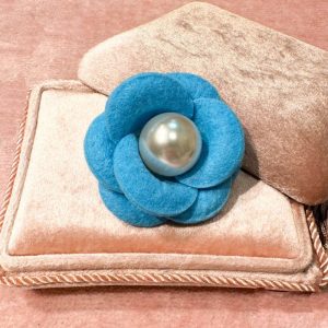 Broche Camelia/Perla azul OUTLET