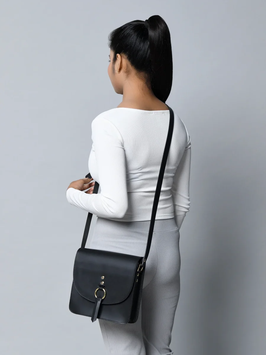 Black Elegance Crossbody Sling Bag - Imagen 4