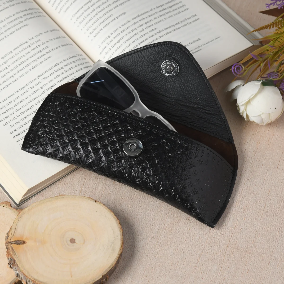 Black Textured Leather Sunglasses Cover - Imagen 3