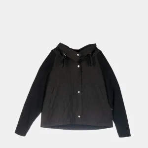 Chaqueta negra acolchada