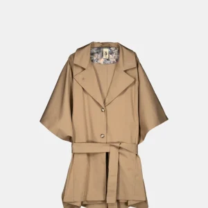 Gabardina estilo capa beige