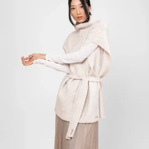 Poncho cuello alto con cinturón hueso