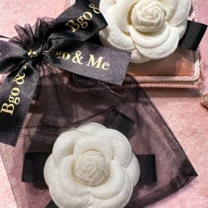 Broche Camelia blanca grosgrain
