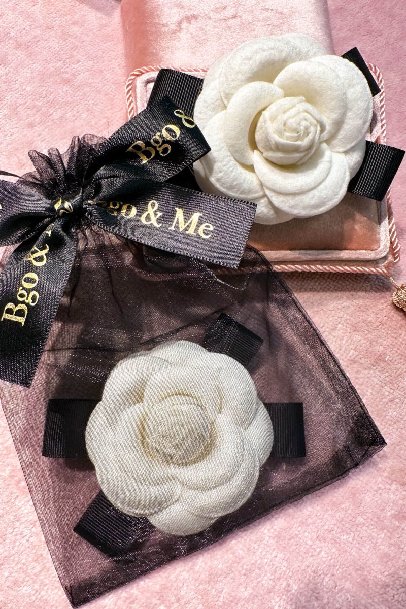 Broche Camelia blanca grosgrain - Imagen 2