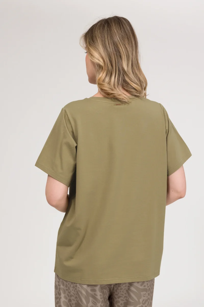 Camiseta verde con logo - Imagen 5