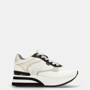 Deportivos blancos con detalles en negro