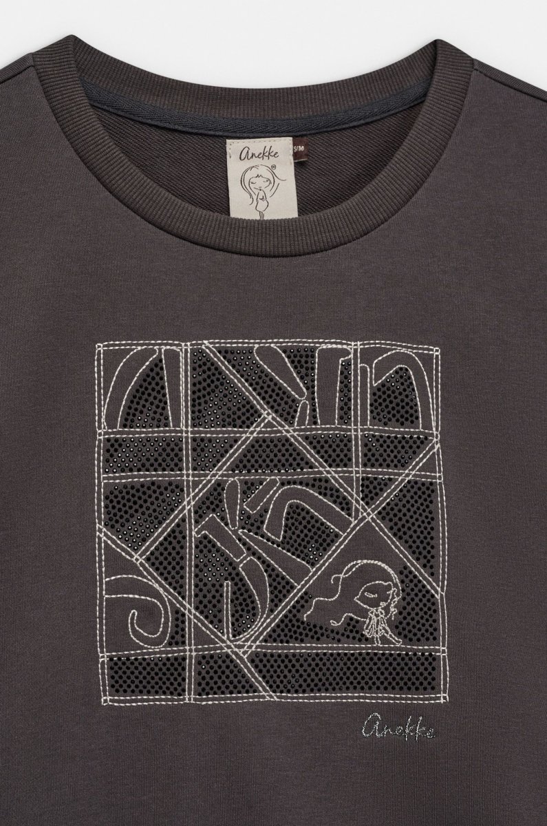 Sudadera gris con ilustración frontal - Imagen 4