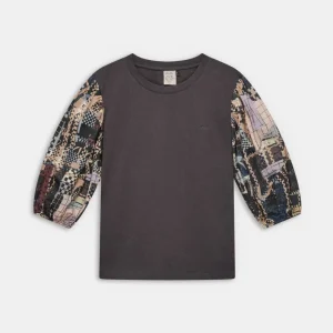 Camiseta gris con mangas estampadas