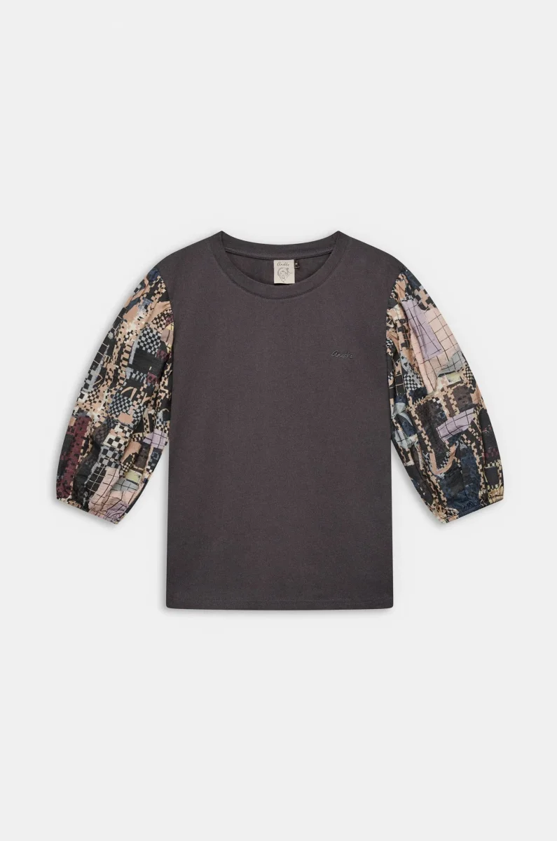 Camiseta gris con mangas estampadas - Imagen 2