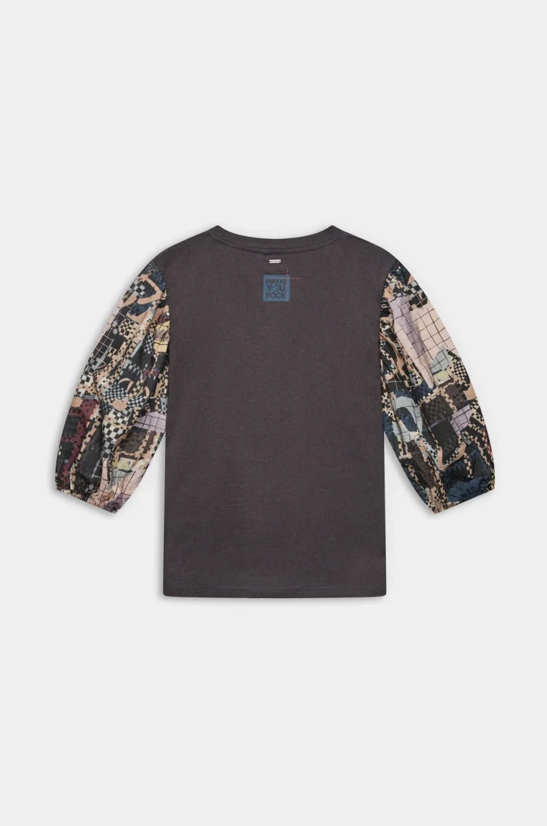 Camiseta gris con mangas estampadas - Imagen 3