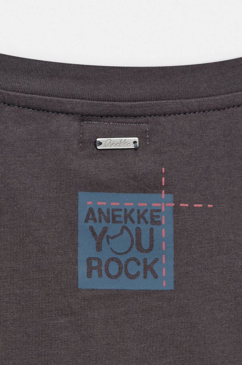 Camiseta gris con mangas estampadas - Imagen 4