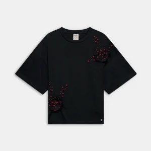 Camiseta negra con aplicaciones florales