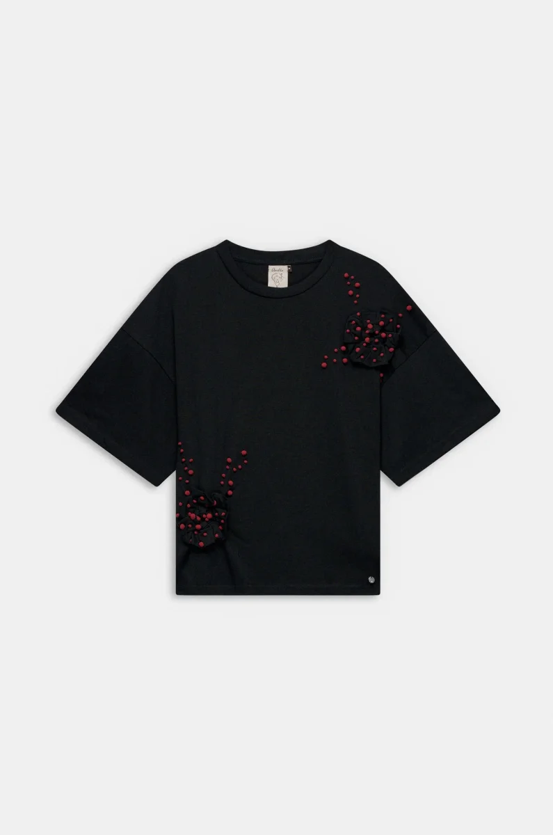 Camiseta negra con aplicaciones florales - Imagen 2