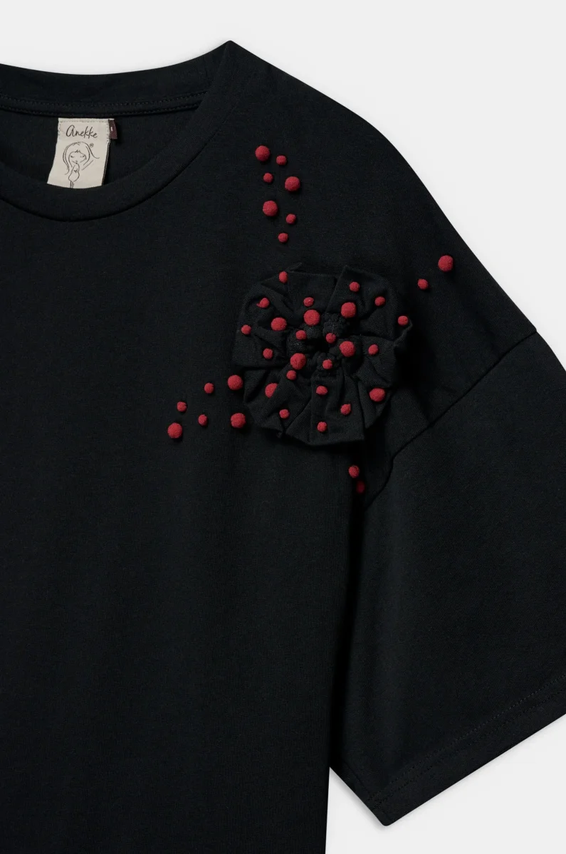 Camiseta negra con aplicaciones florales - Imagen 4