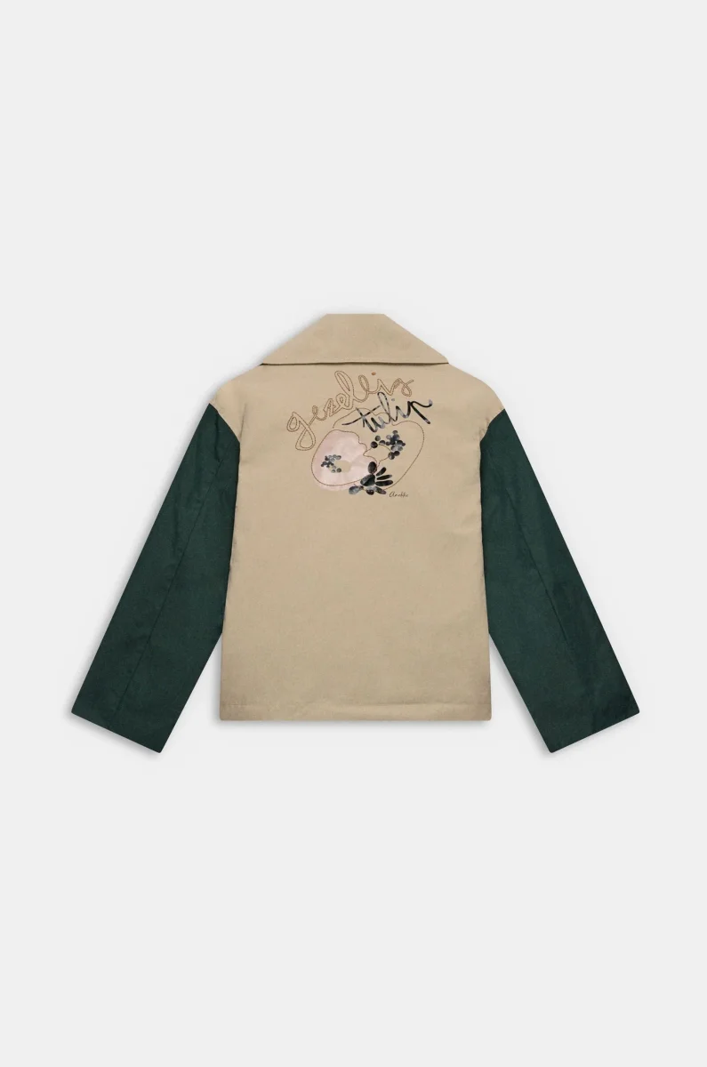 Chaqueta corta beige con botones y mangas en contraste - Imagen 3