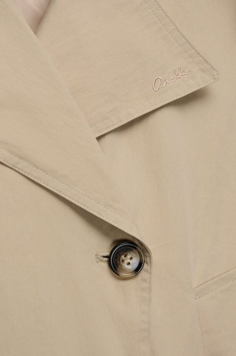 Chaqueta corta beige con botones y mangas en contraste - Imagen 4