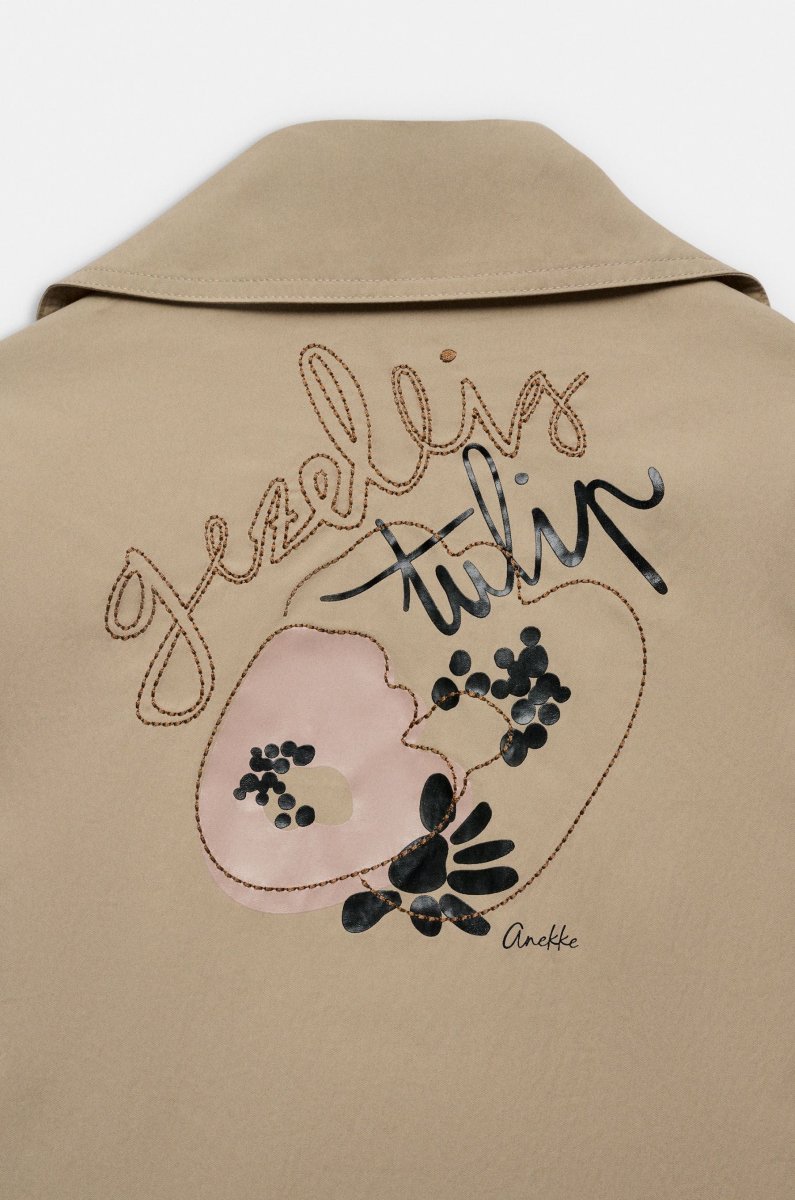 Chaqueta corta beige con botones y mangas en contraste - Imagen 5