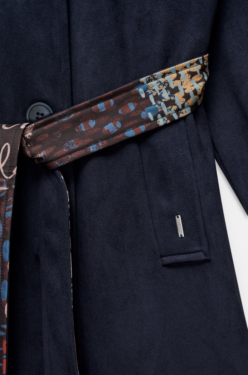Chaqueta estilo trench azul con cinturón - Imagen 4