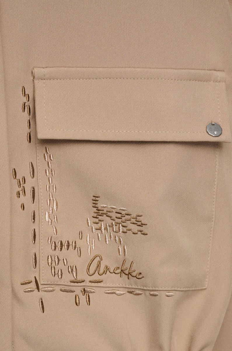 Camisa beige Blossom con bordado y cintura ajustable - Imagen 4