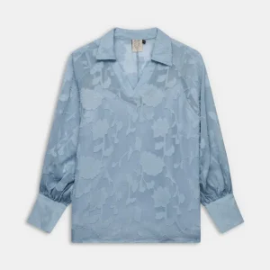 Blusa fluida azul claro con estampado