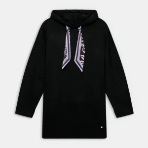 Vestido de punto negro con capucha