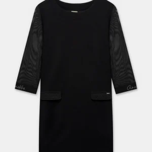 Vestido negro con detalles en contraste
