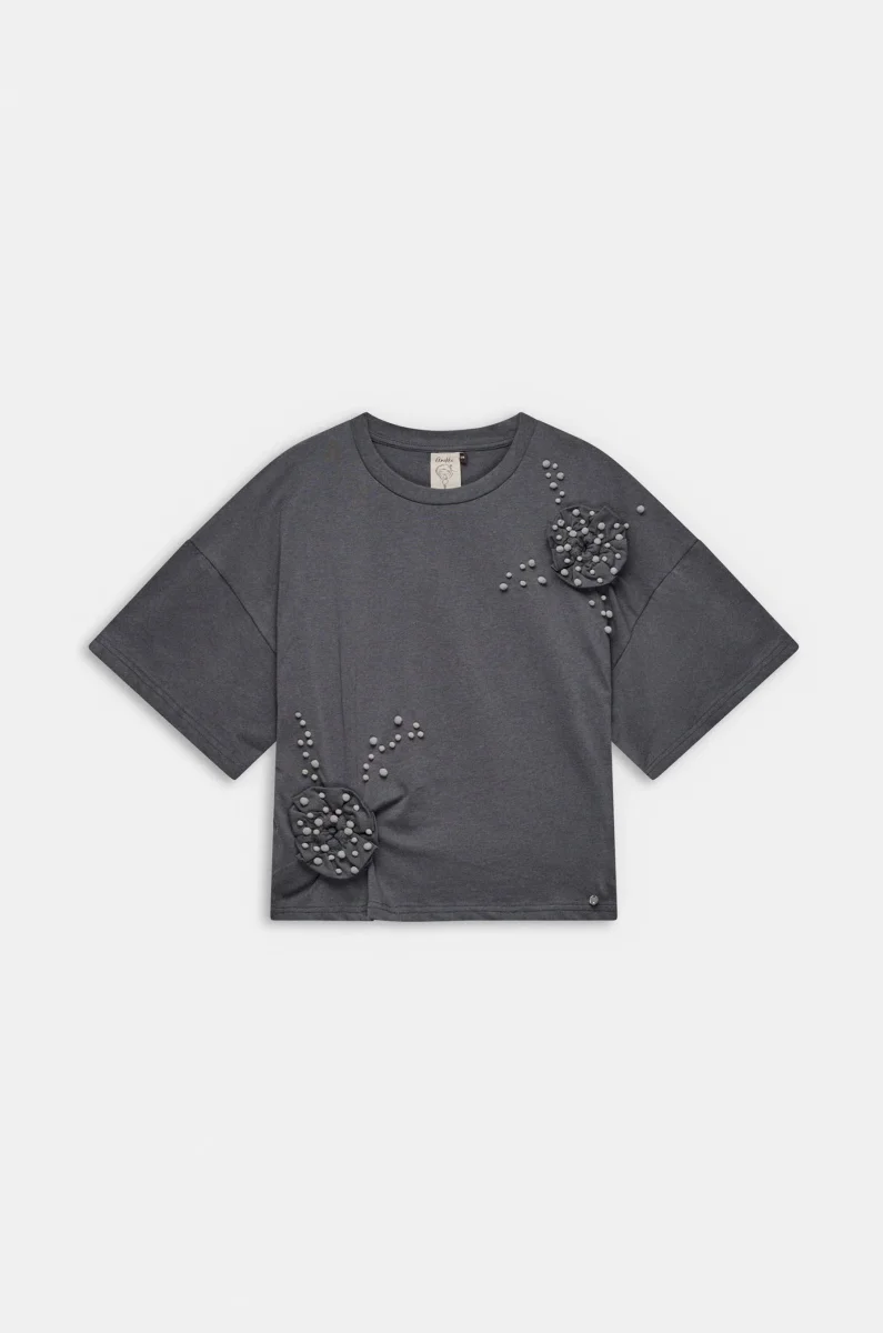 Camiseta gris con aplicación floral - Imagen 2