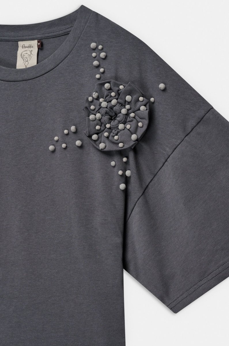 Camiseta gris con aplicación floral - Imagen 4