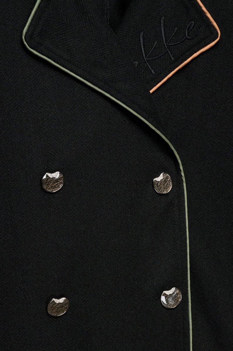 Capa negra con botones - Imagen 4