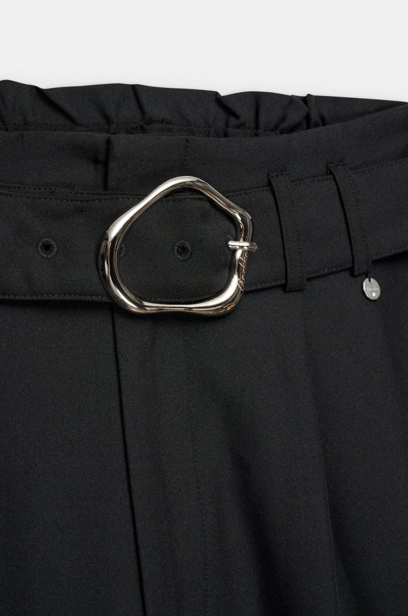Pantalón negro fluido con cinturón - Imagen 3