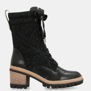 Botas con cordoneras negras