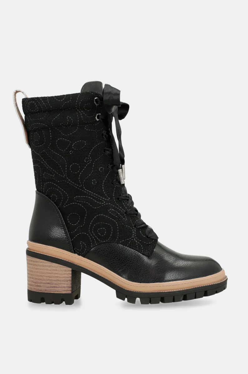Botas con cordoneras negras