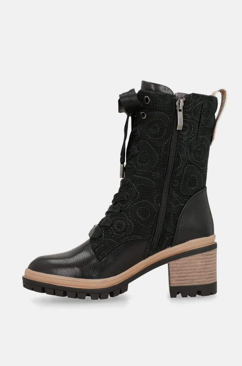 Botas con cordoneras negras - Imagen 3