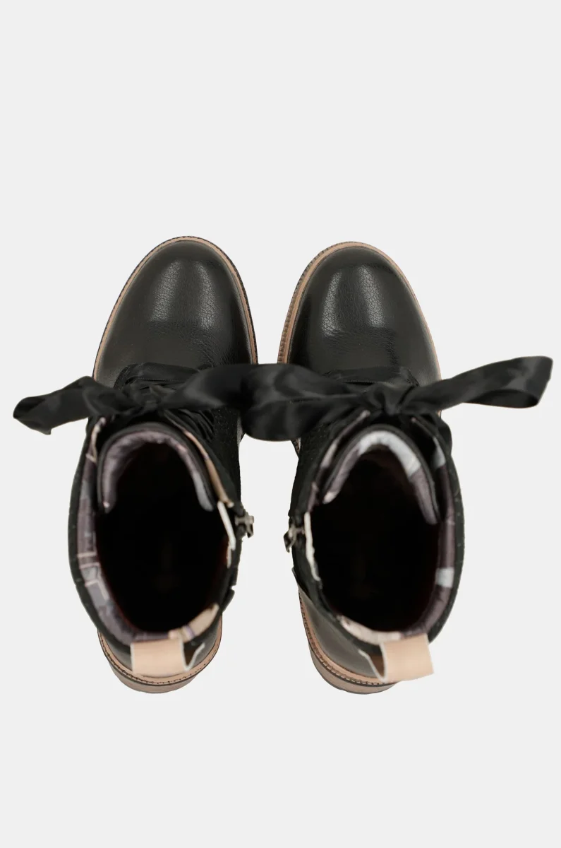 Botas con cordoneras negras - Imagen 8