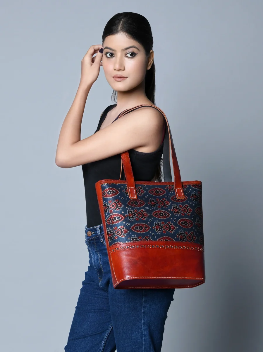 Neela Ajrakh Leather Tote Bag - Imagen 2