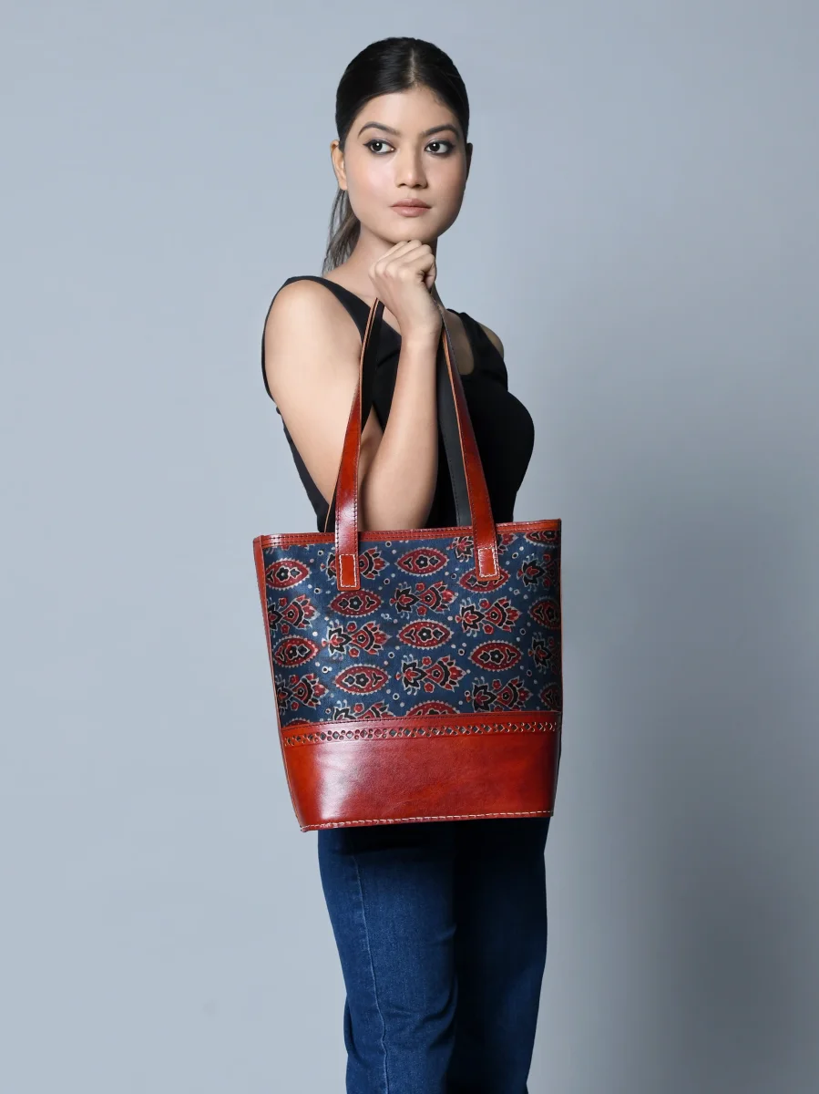 Neela Ajrakh Leather Tote Bag - Imagen 7