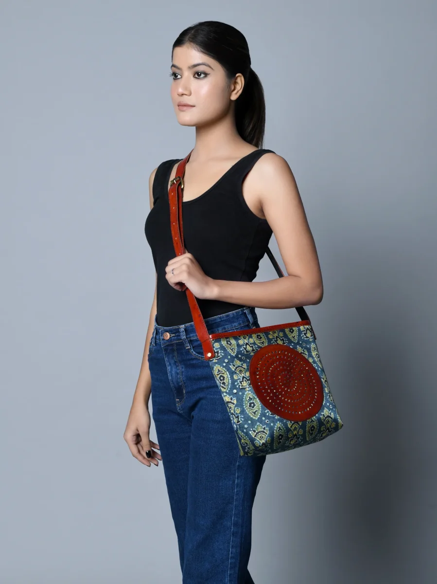 Neela Ajrakh Leather Tote Bag - Imagen 5