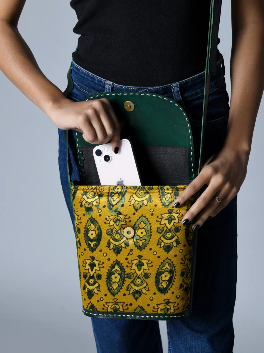 Vibrant Heritage Ajrakh Satchel - Imagen 8