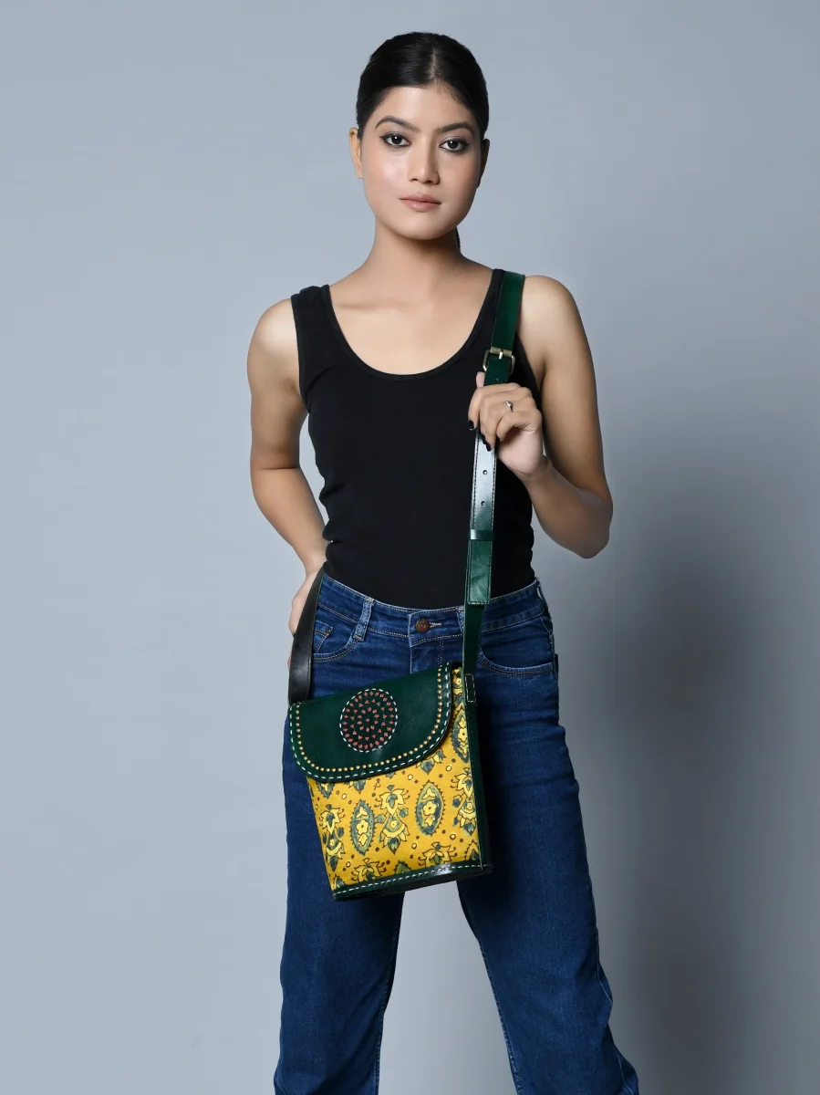 Vibrant Heritage Ajrakh Satchel - Imagen 3