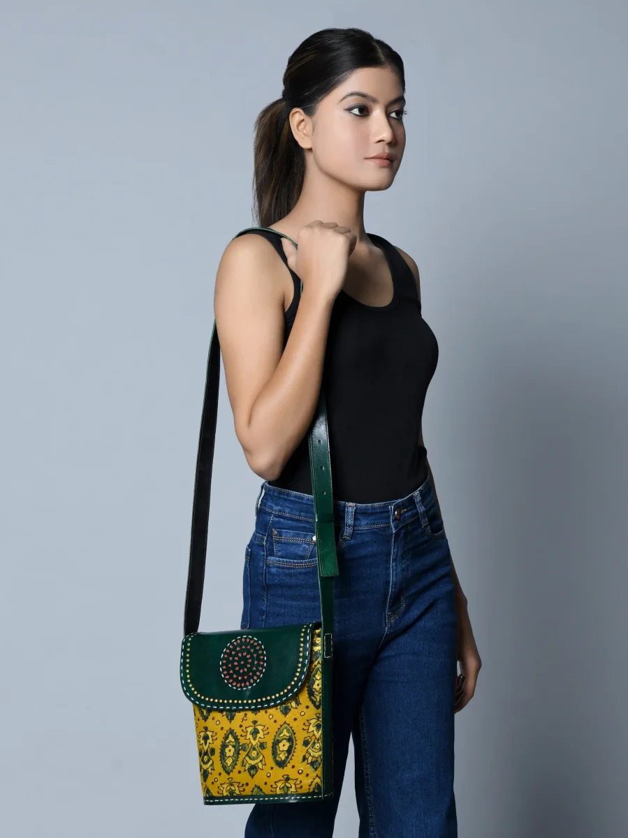Vibrant Heritage Ajrakh Satchel - Imagen 6