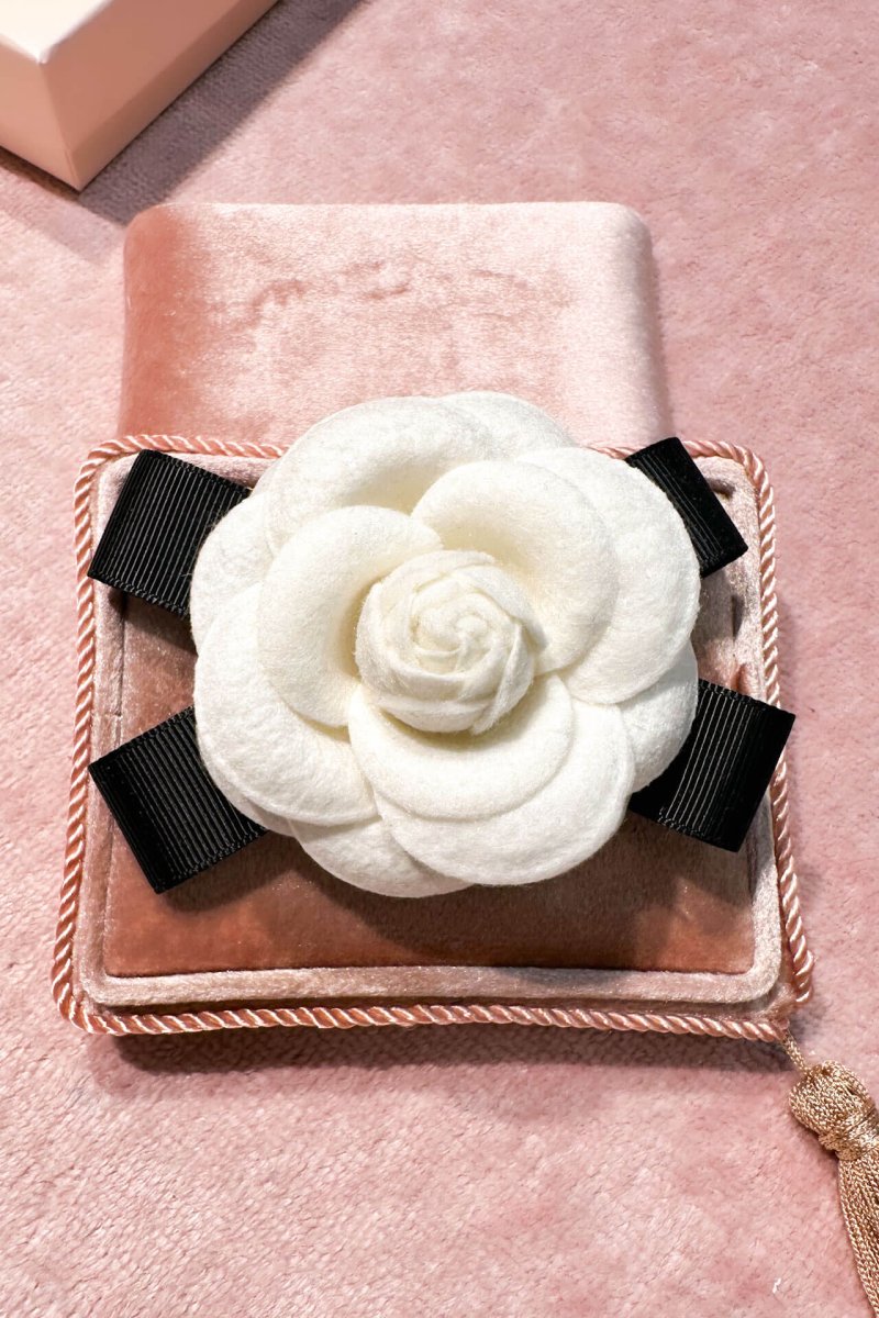 Broche Camelia blanca grosgrain - Imagen 3