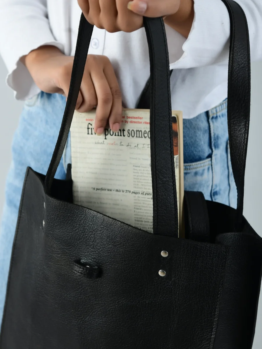 Ebony Elegance Leather Tote - Imagen 7