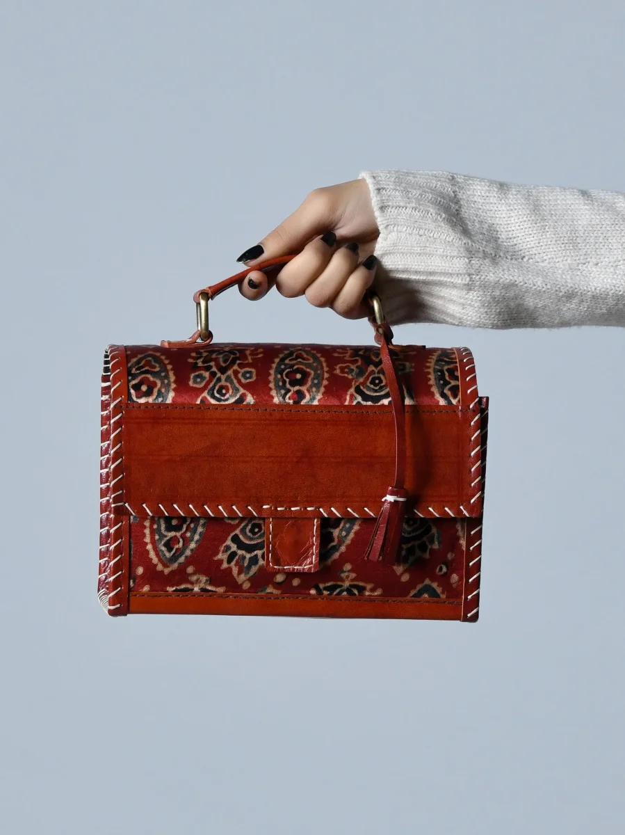 Maroon Mystique Ajrakh Satchel Purse - Imagen 5