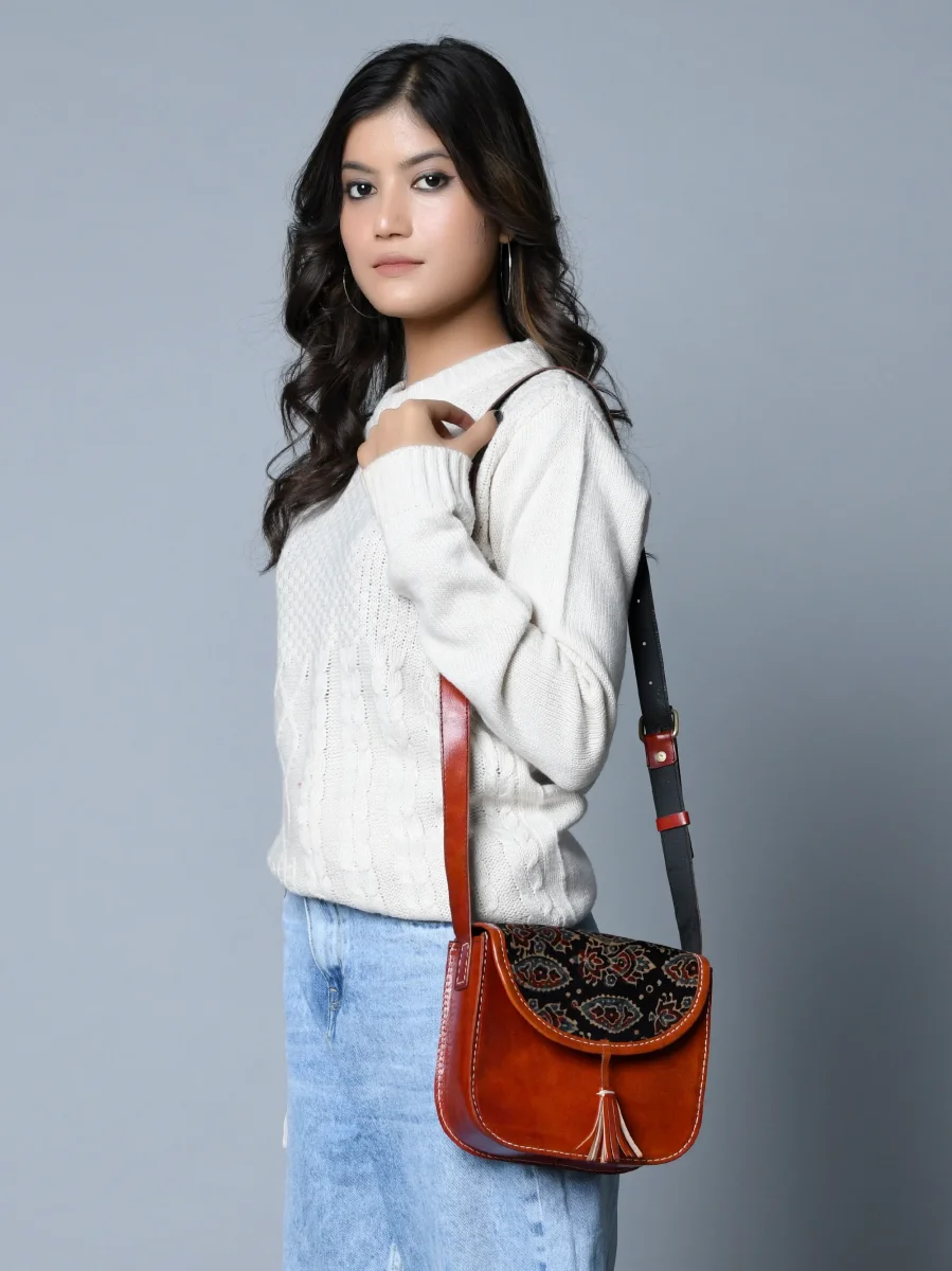 Astounding Ajrakh Ethnic Satchel - Imagen 6