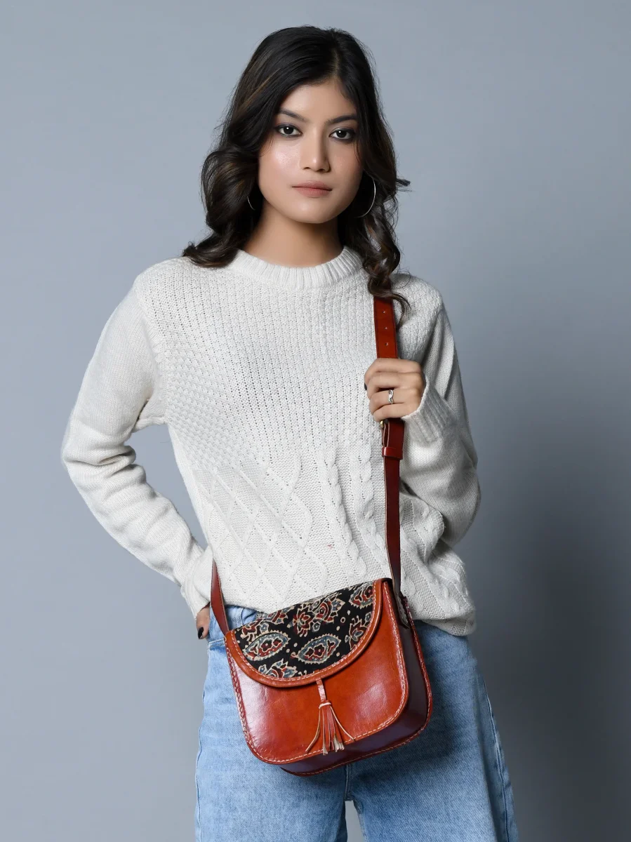 Astounding Ajrakh Ethnic Satchel - Imagen 3
