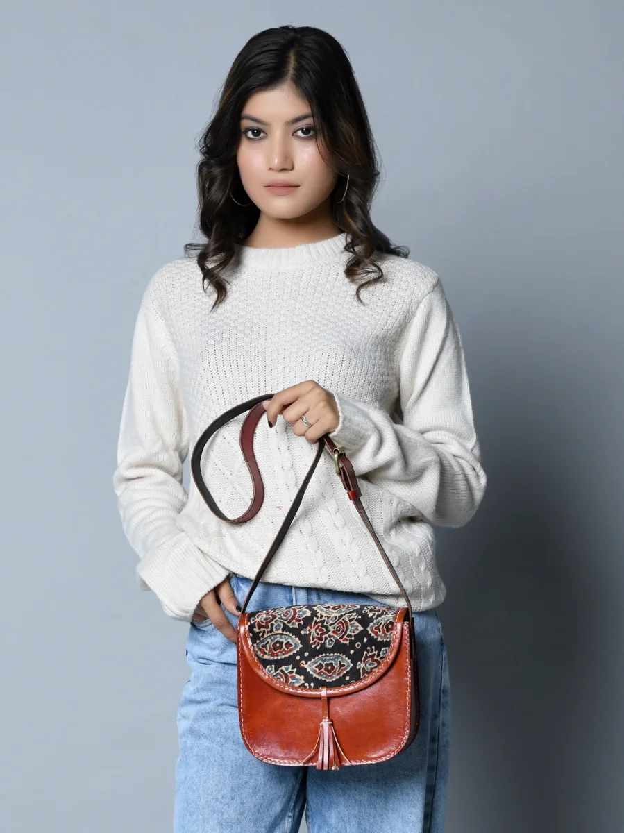 Astounding Ajrakh Ethnic Satchel - Imagen 8