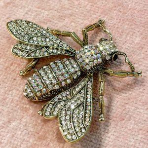 Broche insecto dorado